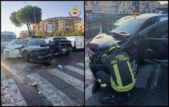 Roma, scontro fra 4 auto sulla Casilina: feriti i conducenti