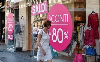 Saldi. A Milano boom abbigliamento e accessori donna, scontrino medio da 130 euro