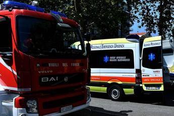 Schianto in tangenziale, auto prende fuoco: ragazza muore carbonizzata