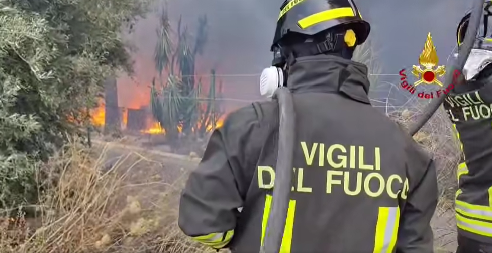Incendi, nel Catanese oltre 100 interventi in 24 ore