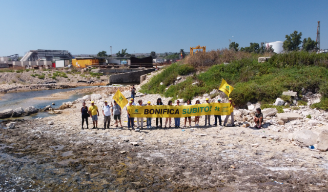 “Nel Nome del Popolo Inquinato – Bonifica subito!”, blitz di Goletta Verde al Sin di Priolo