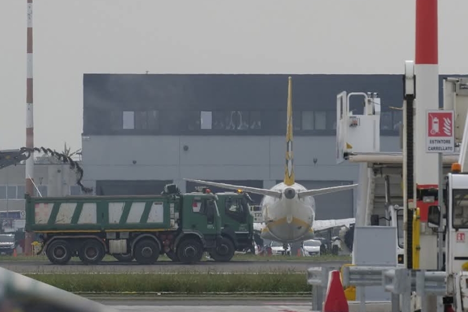 Orio al Serio, uomo muore risucchiato dal motore di un aereo: scalo chiuso, voli sospesi