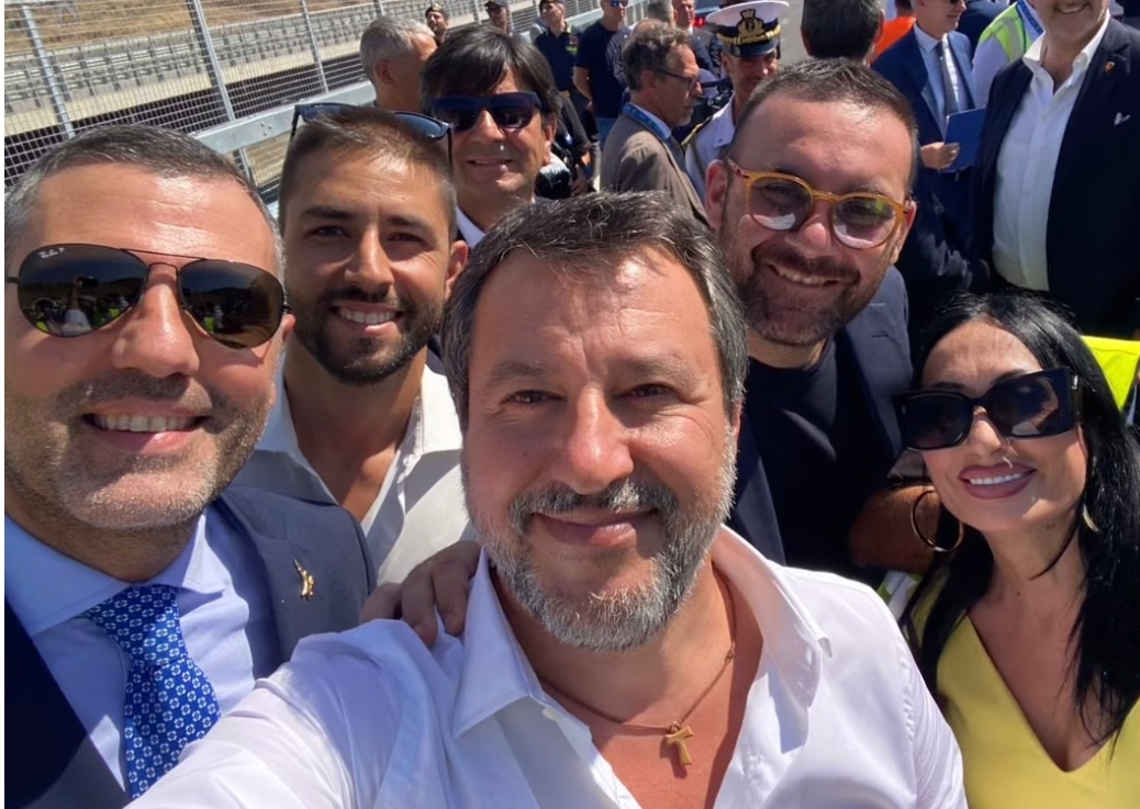 Dal dibattito ideologico al selfie con il ministro: l’evoluzione della comunicazione politica in Italia