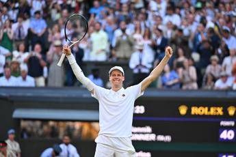 Sinner, il ritorno sul campo di Wimbledon per una foto speciale che omaggia l’Italia