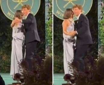 Sinner, ultimo show a Wimbledon: Jannik ballerino al party