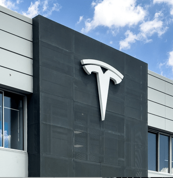 Tesla apre un nuovo center a Roma e il primo store di Bari