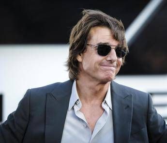 Tom Cruise e Ana de Armas insieme, ‘beccati’ mano nella mano