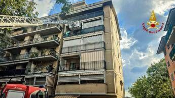 Torino, esplosione in condominio a Collegno: due feriti, evacuata la palazzina