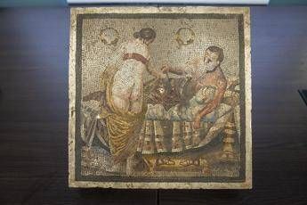 Torna a Pompei il mosaico degli amanti, restituito dalla Germania