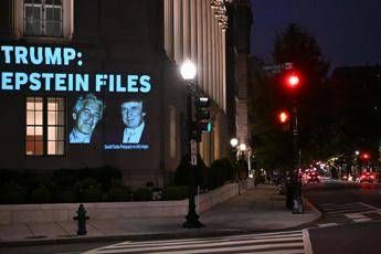 Trump, New York Times: “Organizzò festa con sole donne e un unico invitato: Epstein”