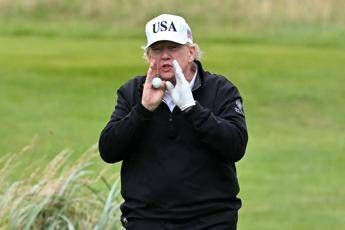 Trump ‘bara’ a golf? Un video mostra l’aiutino al presidente
