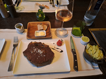 Turismo, al Gewandhaus Hotel Dresda carne stagionata al ristorante e cake-shop per dessert
