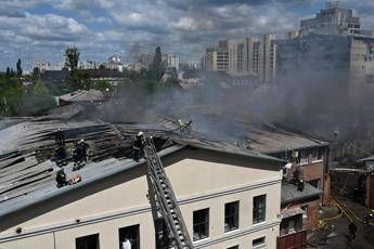 Ucraina, Russia non ferma le bombe: almeno 25 morti nei raid. Cremlino risponde a Trump