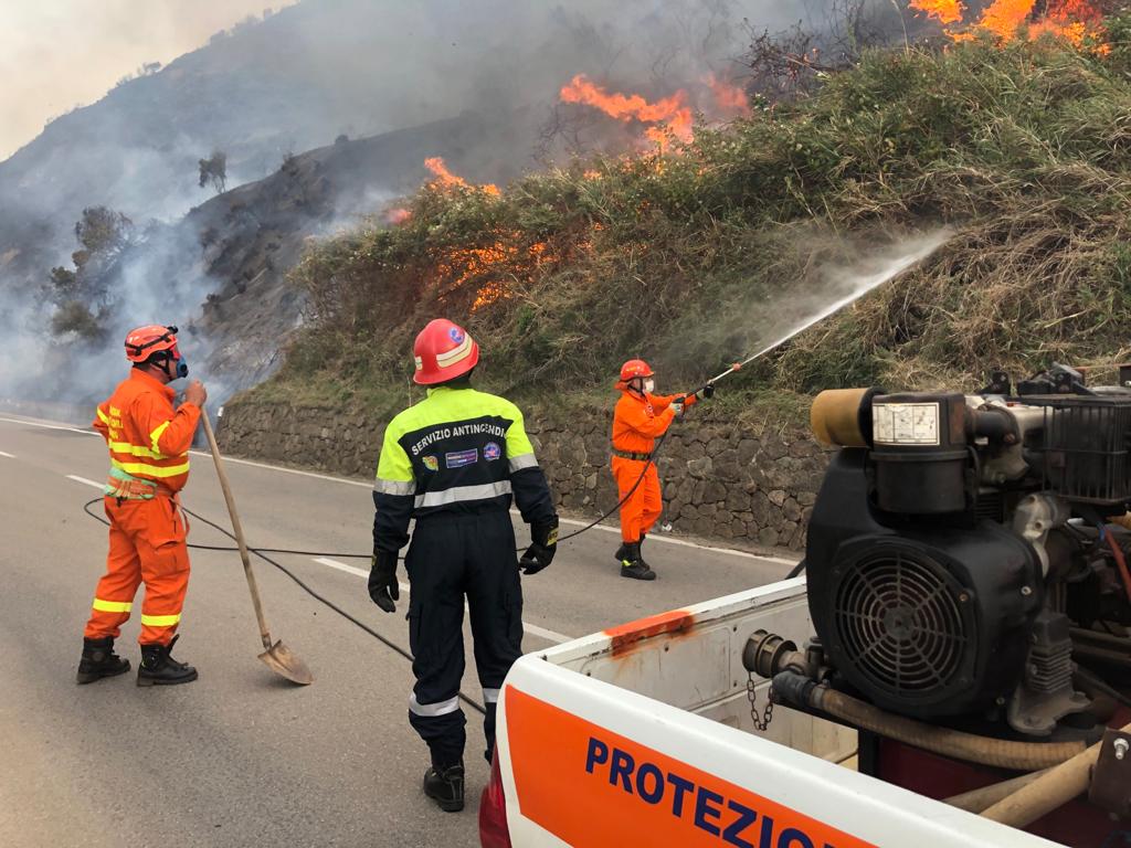 In Sicilia 49 incendi: anche in provincia di Caltanissetta diversi interventi di Protezione civile, corpo forestale e vigili del fuoco