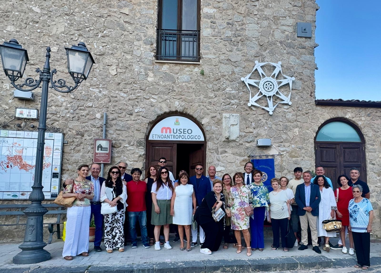 Sutera. Inaugurata la stele artistica “La Pace nel Mondo” di Giuseppe Spera voluta dal Rotary Club Valle del Platani