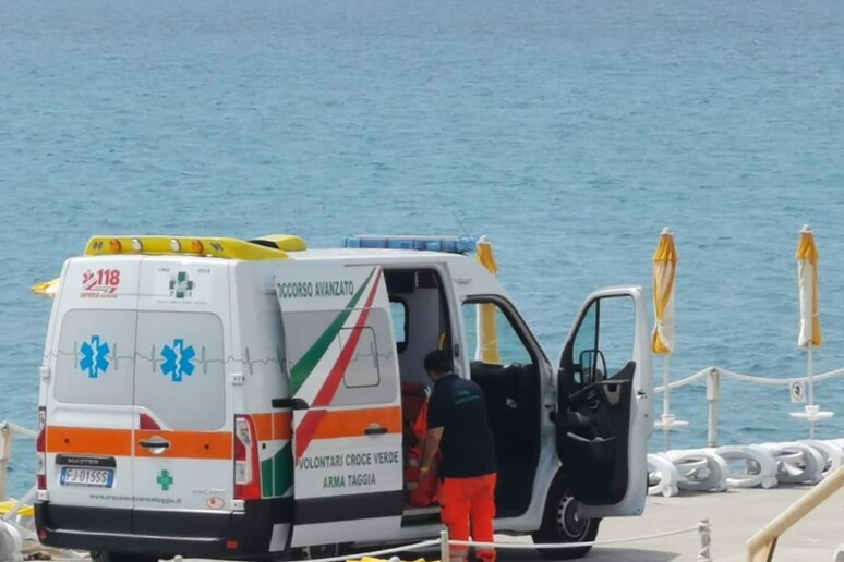 Tragedia in mare: 57enne si tuffa in acqua nonostante le condizioni proibitive del mare e muore