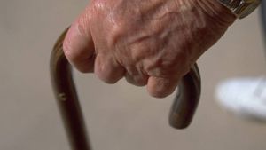 Anziano di 82 anni mette in fuga un rapinatore colpendolo con il suo bastone