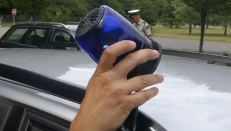 Nel Ragusano andava in giro con lampeggiante blu sulla propria auto: denunciato dai Carabinieri