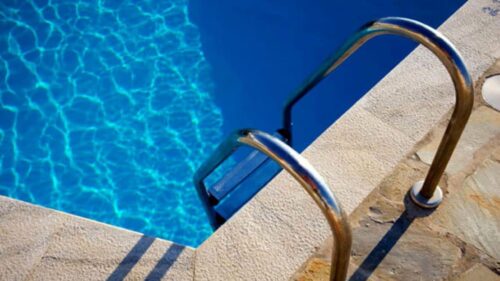Morto il bimbo di 7 anni che era caduto in piscina