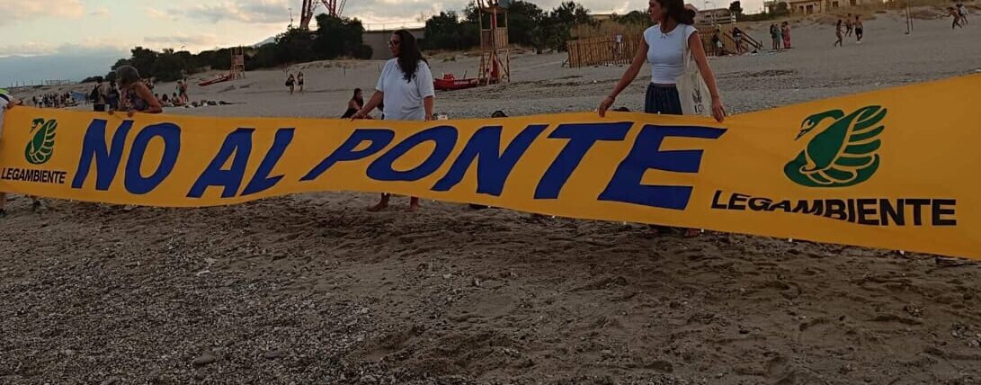 Ponte Messina, blitz di Legambiente a Capo Peloro: “No ad opera con impatto devastante”