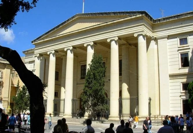 Caltanissetta. Arrestati tre giovani a Malta con l’accusa di aver rubato Rolex e telefonini in un beach club a Sliema