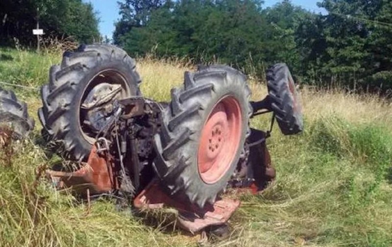 Schiacciato dal proprio trattore, 37enne muore nel Messinese