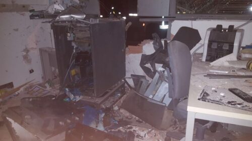 Fanno esplodere bancomat ma fuggono via restando a mani vuote