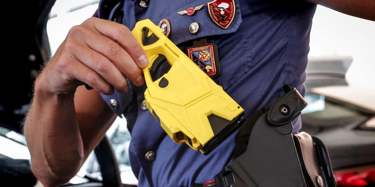 Caso Olbia. «Non è morto per il taser aveva assunto droghe». Chiedete scusa ai Carabinieri