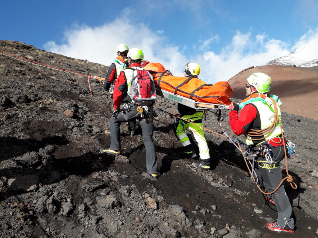 Si sente male sull’Etna a quota 2 mila metri, ma viene salvato dal Soccorso Alpino