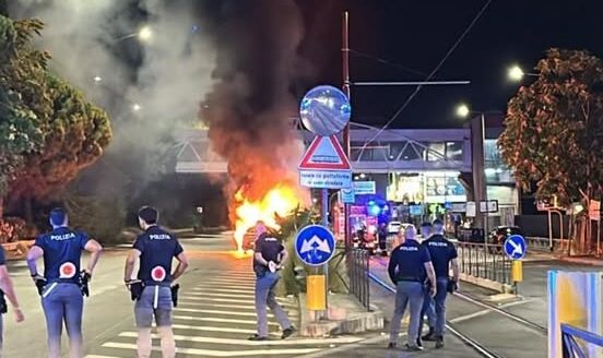 Auto della polizia in fiamme in viale Regione Siciliana a Palermo, due agenti in ospedale