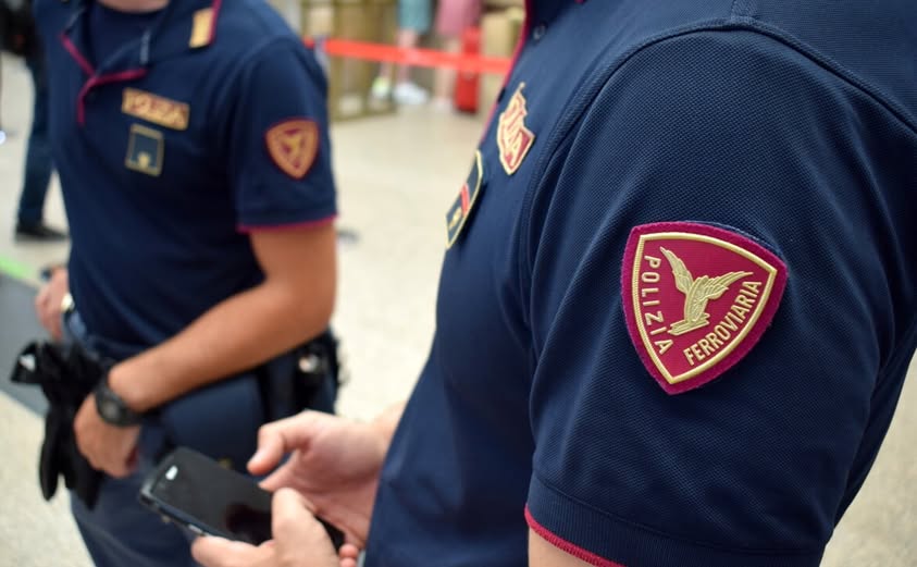 Caltanissetta. Denunciata dalla Polizia una persona che camminava lungo i binari creando potenziale pericolo