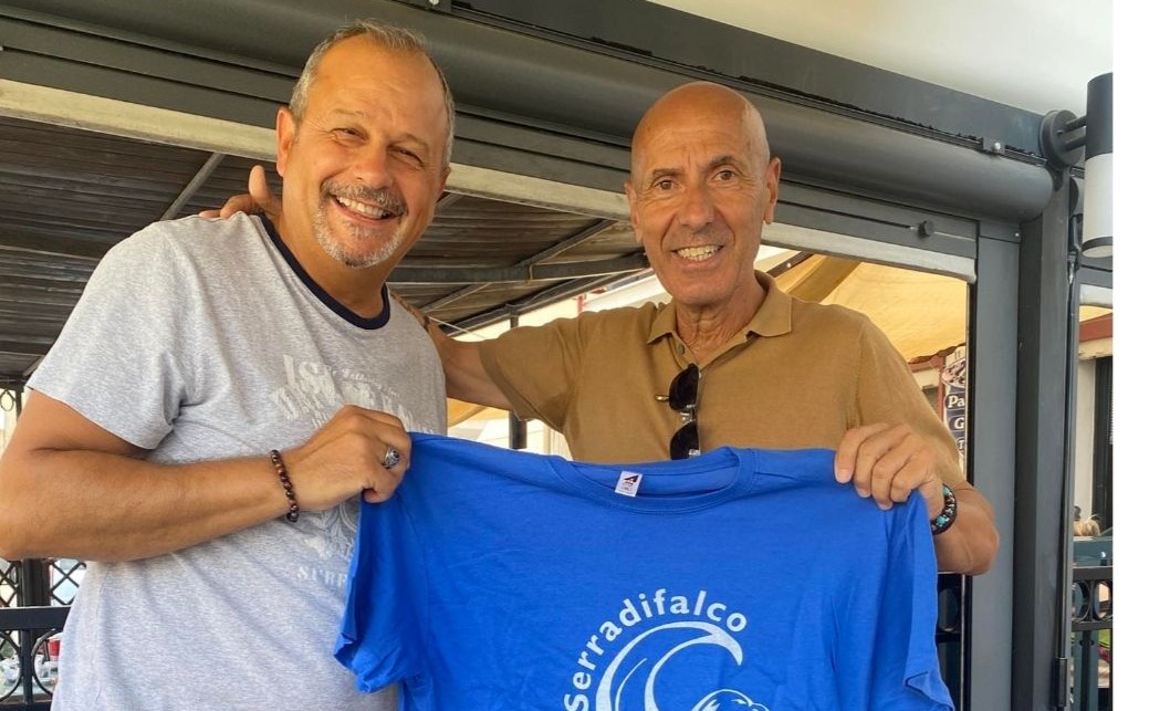 Podismo. Il presidente Michelangelo Cordaro ha donato maglia del Corri Serradifalco all’assessore Pietro Livolsi di Wasmes