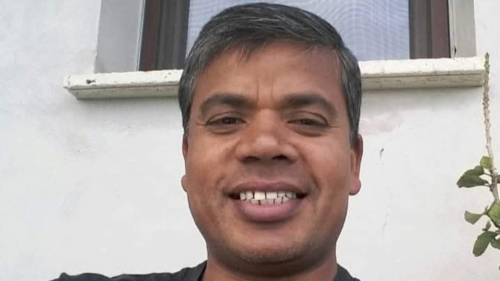 Caltanissetta si stringe attorno a Rosario: rubato lo scooter al venditore di rose, nasce una raccolta fondi