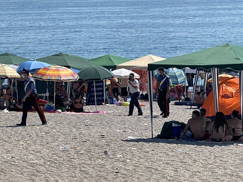 Ferragosto, spiagge affollate a Giardini Naxos: centinaia di tende nonostante i divieti, diverse comitive di ragazzi nisseni. Aggredito un ristoratore