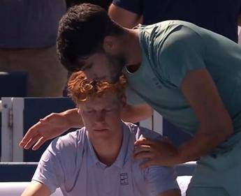 Alcaraz, lezione di sportività e messaggio in mondovisione: “Mi dispiace Jannik”