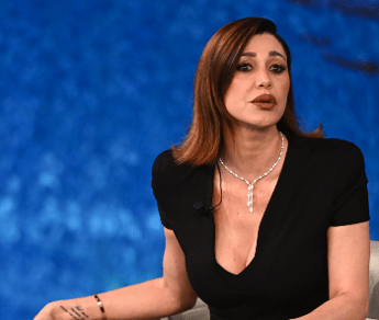 Belen litiga col benzinaio, il video virale e la bufera social: “Maleducata”