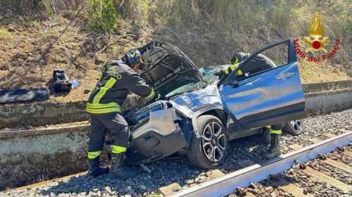 Con auto finisce tra i binari, traffico ferroviario interrotto nel Palermitano