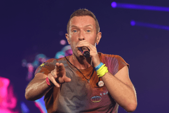 Chris Martin a sorpresa in un pub di provincia improvvisa concerto: fan scatenati