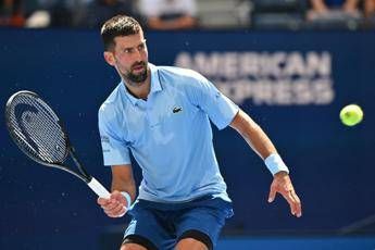 Djokovic perde un set ma vola al terzo turno: Svajda battuto in rimonta