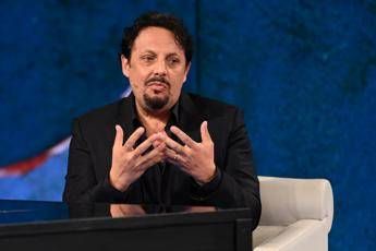 Enrico Brignano ricorda il padre scomparso e…lo aggiorna