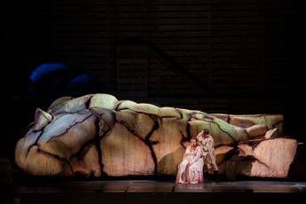 Festival Puccini, soprano cade in scena ma conclude la ‘Manon’ da seduta