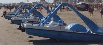 Pedalò imbarca acqua e rischia di affondare: salvati due adulti e una bambina