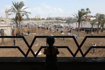 Gaza, al-Jazeera: 19 morti in raid di Israele: 17 erano sfollati in tendopoli di Khan Yunis