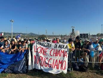 Giubileo giovani, striscione a Tor Vergata: “Se Leone chiama, noi ruggiamo”