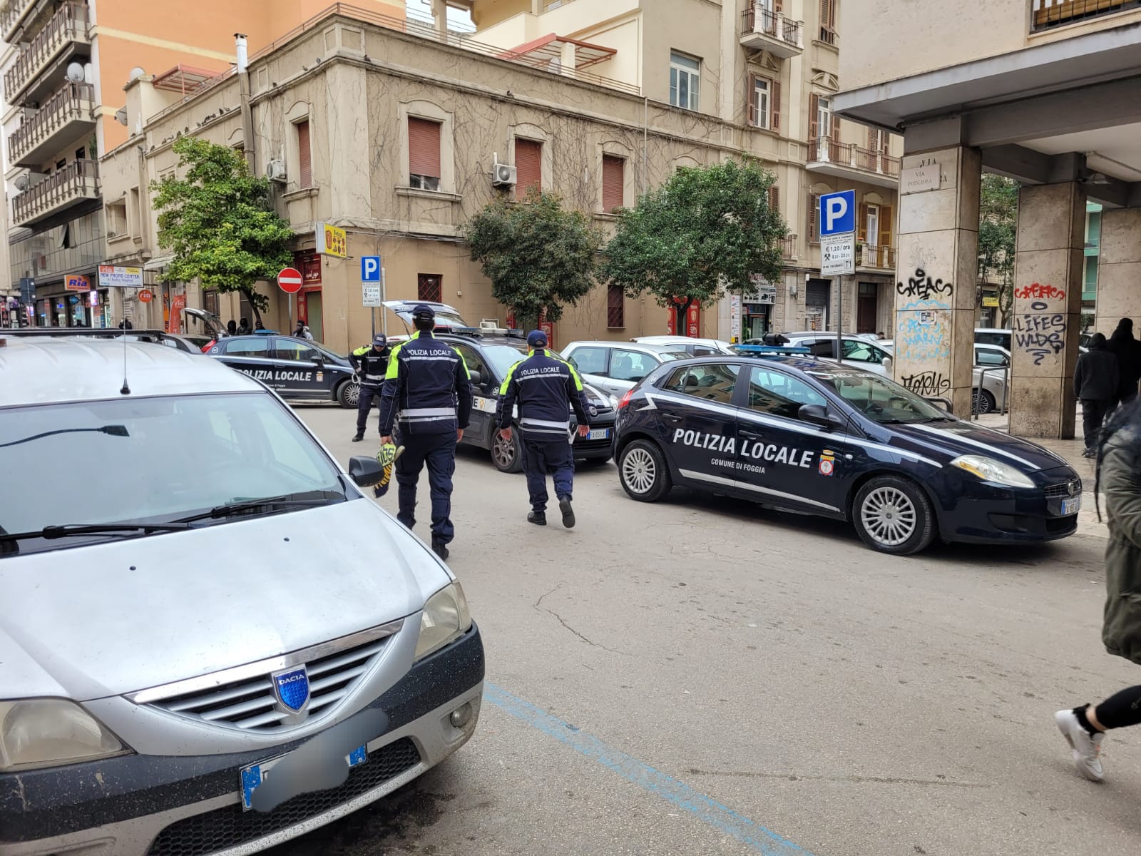 Sesso in piazza: sanzionata la donna, in corso indagini per risalire anche all’uomo. Rischiano sanzioni da 5 a 30 mila euro