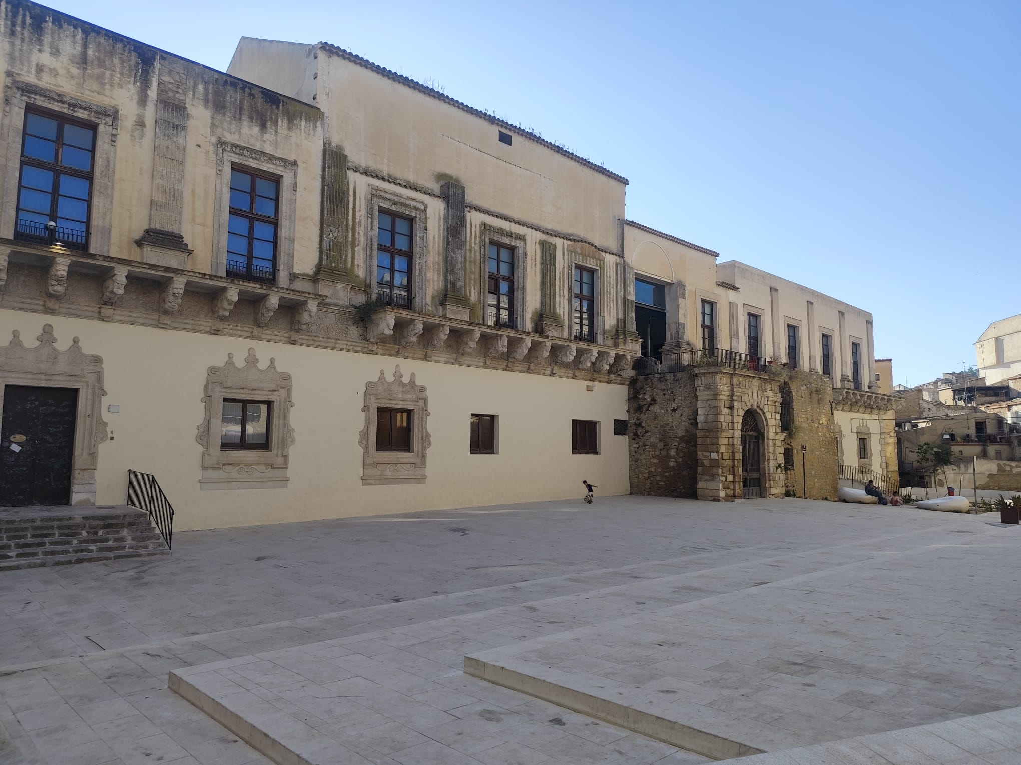 Caltanissetta. Largo Barile, tra bellezza ritrovata e primi disagi: la città riscopre lo slargo, ma serve vigilanza. L’assessore Aiello:  “Subito presenza con finalità  educative e preventive per ristabilire ordine”