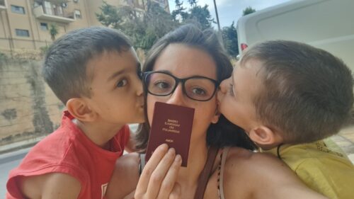 Caltanissetta, dal sogno di bambina al tesserino da giornalista: la storia di Nunzia, “piccola grande” napoletana che non ha mai mollato