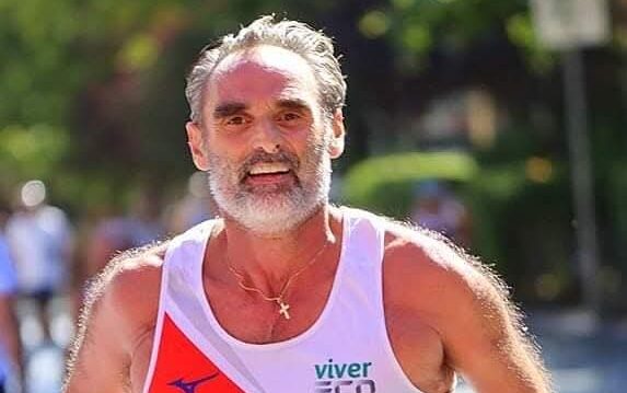 Caltanissetta applaude Mario Zirilli, commerciante gentiluomo e maratoneta d’acciaio: la sua sfida a “La Filippide”