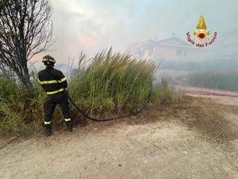 Incendio lungo linea ferroviaria a Grosseto, stop treni ed evacuato un albergo