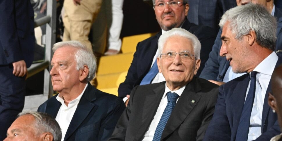 Mattarella sugli spalti per Palermo-Frosinone. Il presidente della Repubblica in tribuna, accolto da applausi